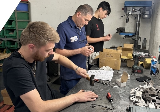 Session de formation interne entre collaborateurs dans l’atelier AMG