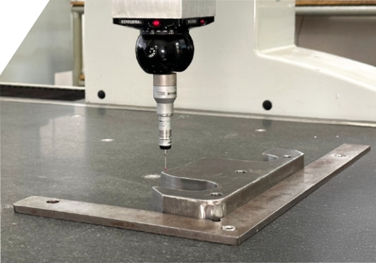 Machine de contrôle mesurant une pièce dans le cadre du process qualité d'AMG