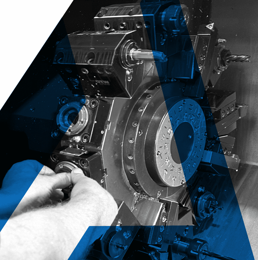 Opérateur ajustant une pièce sur un tour CN  dans l'atelier d'AMG