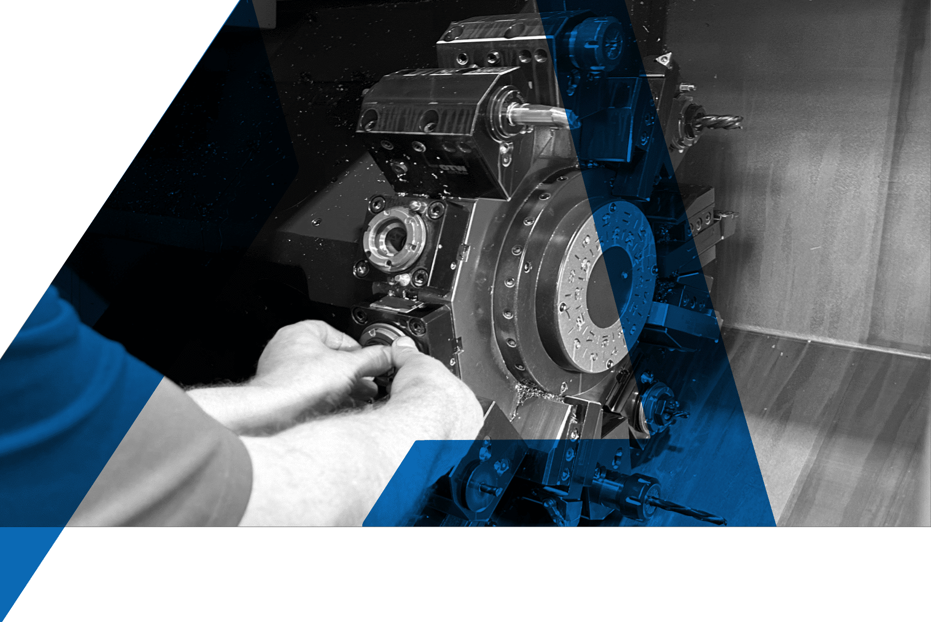 Opérateur ajustant une pièce sur un tour CN  dans l'atelier d'AMG