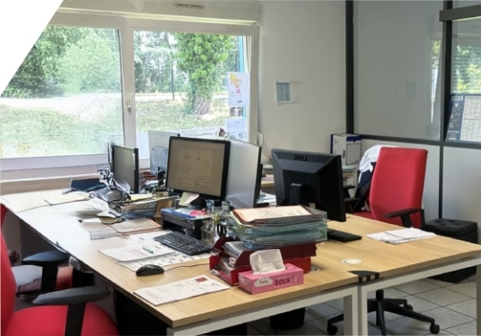 Vue de l’espace de travail dans les bureaux d'AMG à La Talaudière, près de Saint-Etienne