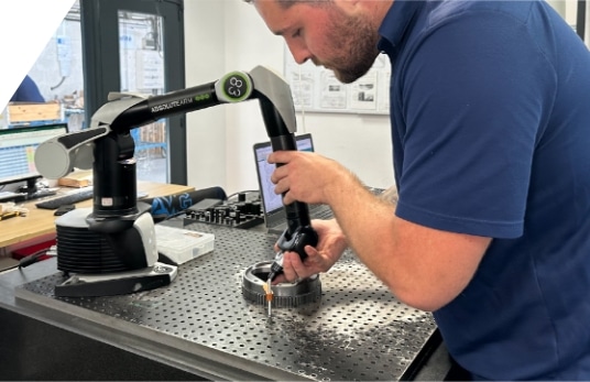 Technicien de contrôle manipulant un outil de mesure pour assurer la qualité