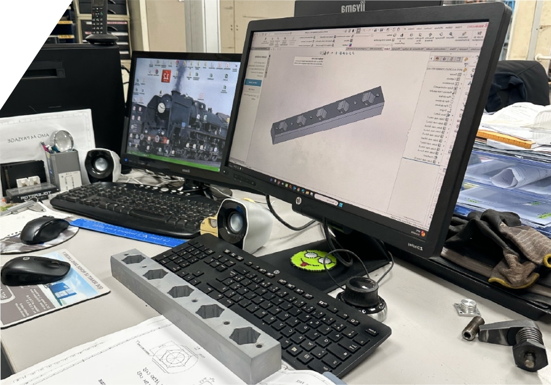 Technicien utilisant un logiciel de prototypage