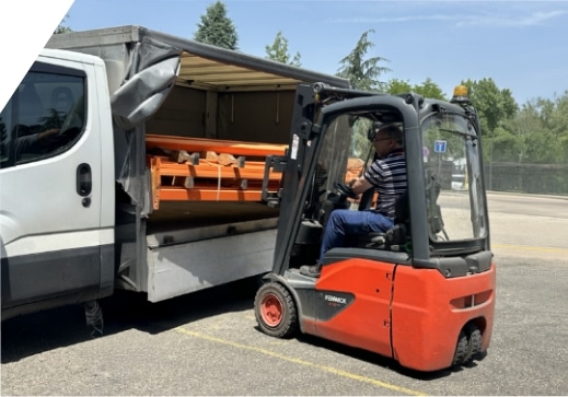 Opérateur chargeant un camion de transport chez AMG