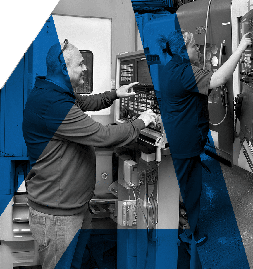 Techniciens en mécanique générale opérant sur des centres d'usinage dans un atelier